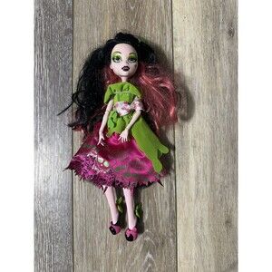 Monster High Scary Tales Snow Bite Draculaura Doll - Scarily Ever After - G1